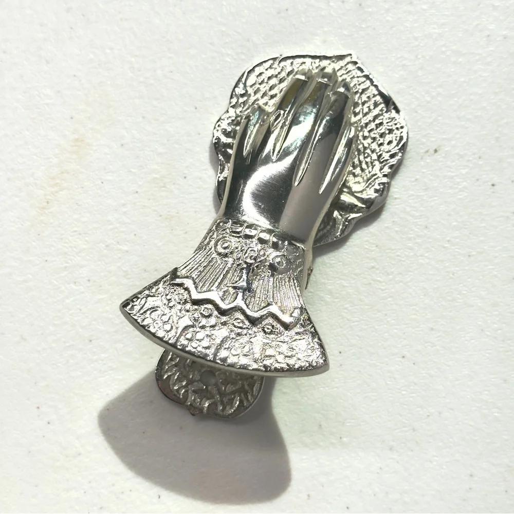 NWT Lace Glove Photo Clip in Silver